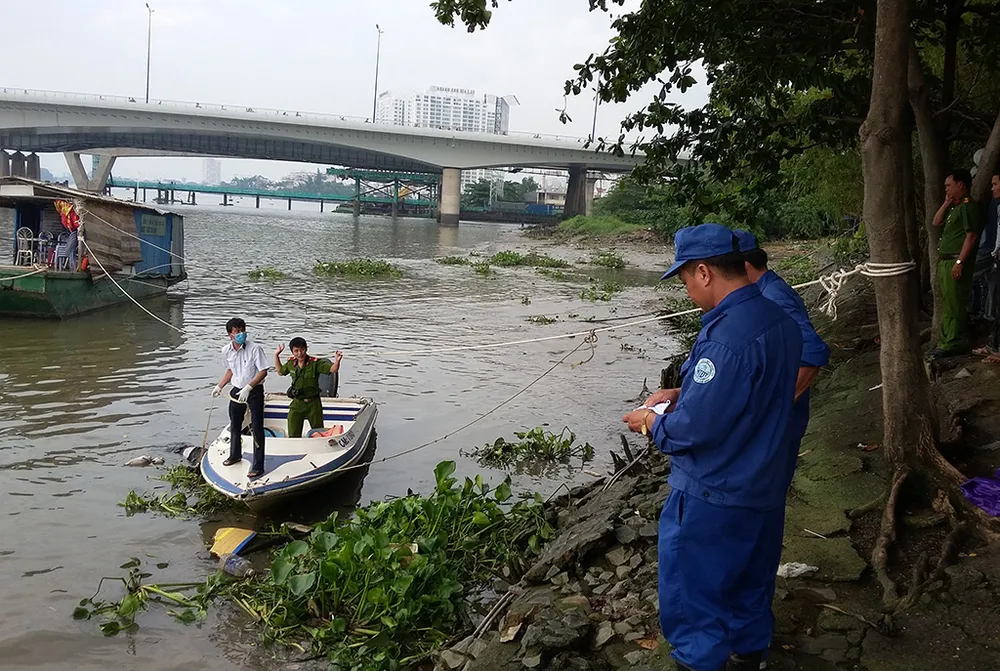 Thi thể nam thanh niên được phát hiện trôi trên sông Sài Gòn ngày 22-9. 